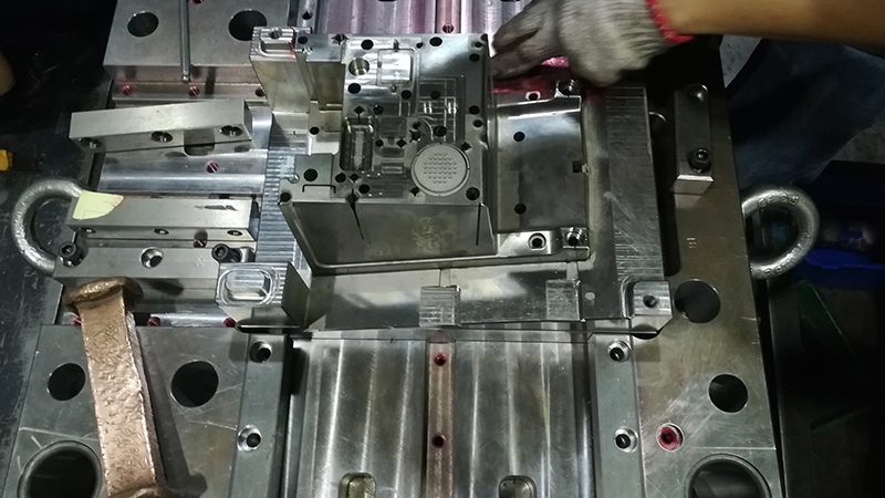 冲压模具制造：流程解析与报价考量